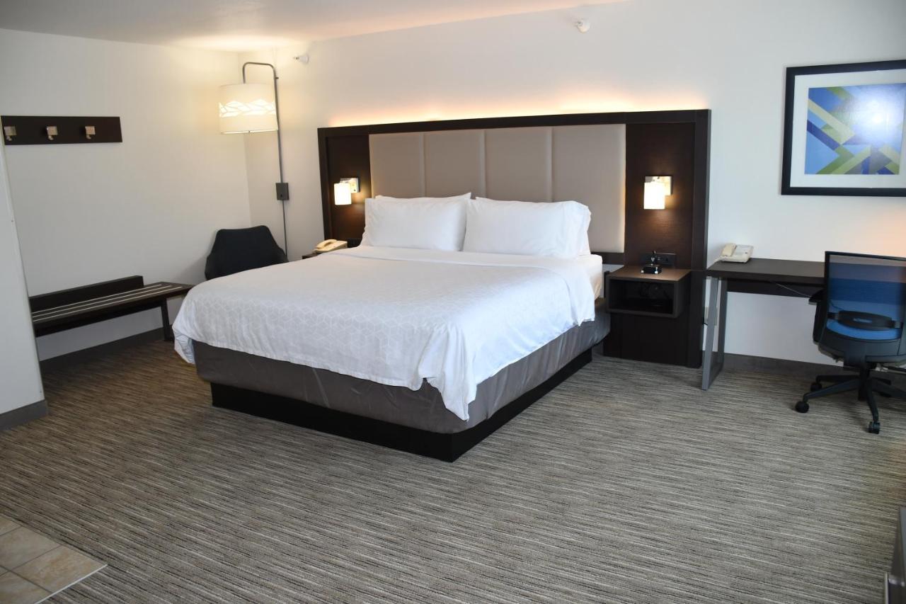 Holiday Inn Express Hotel & Suites Evanston By Ihg Room photo