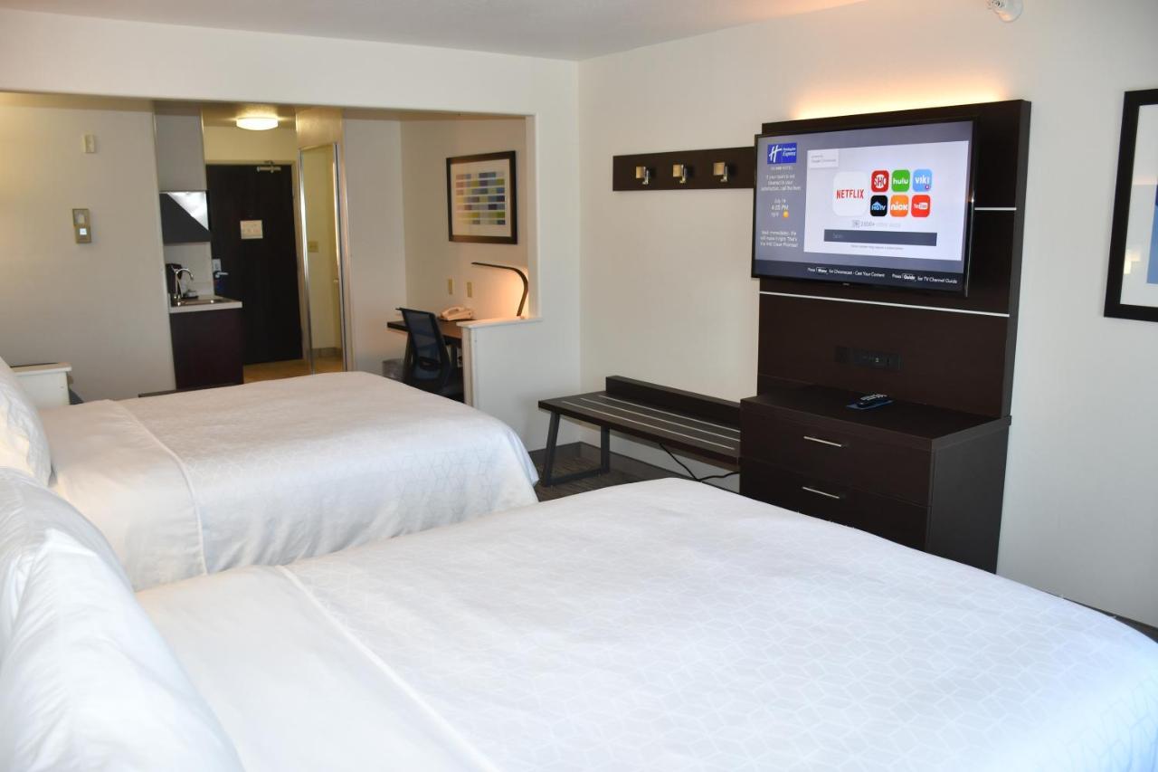 Holiday Inn Express Hotel & Suites Evanston By Ihg Room photo
