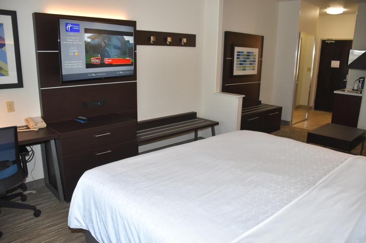 Holiday Inn Express Hotel & Suites Evanston By Ihg Room photo