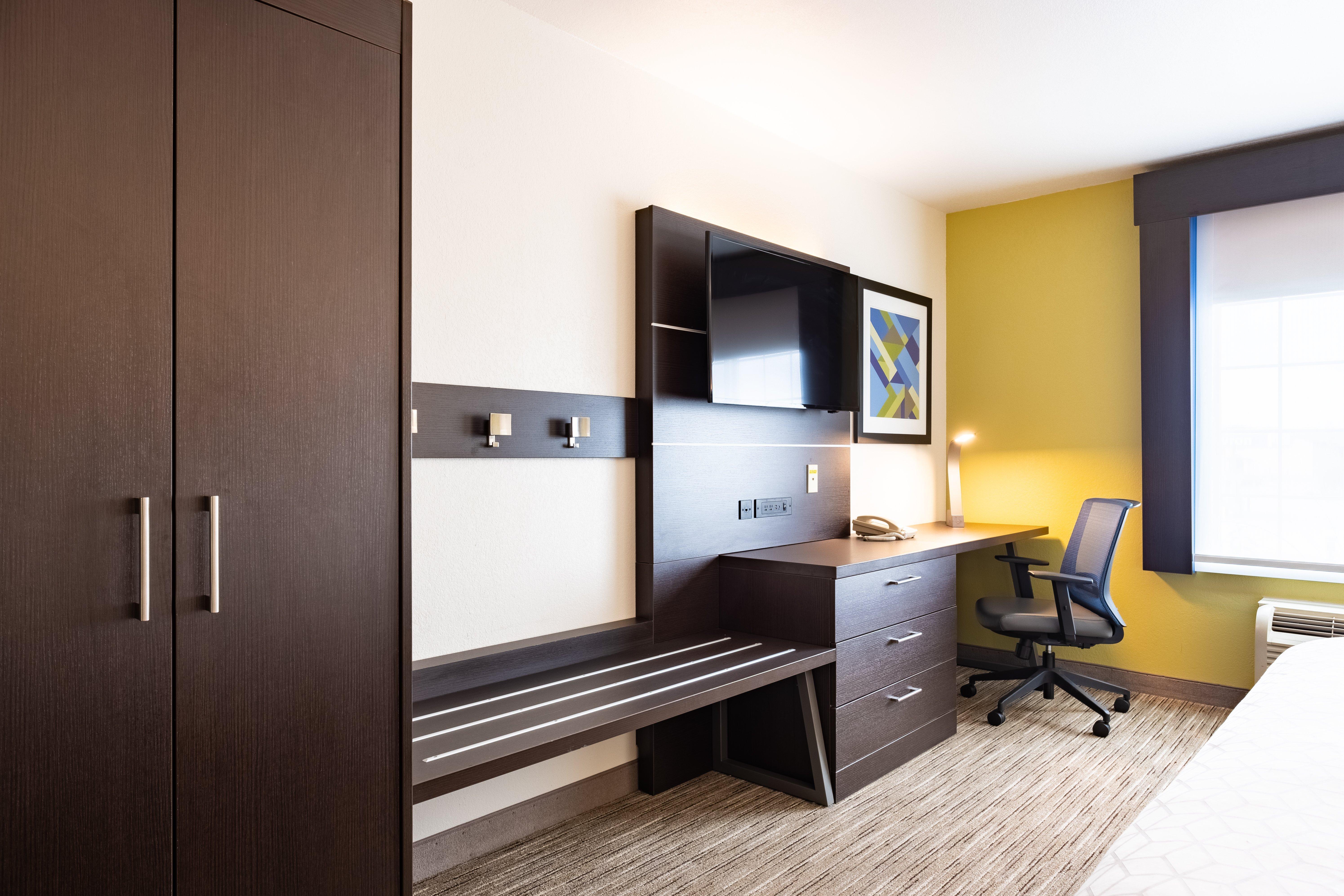 Holiday Inn Express Hotel & Suites Evanston By Ihg Exterior photo