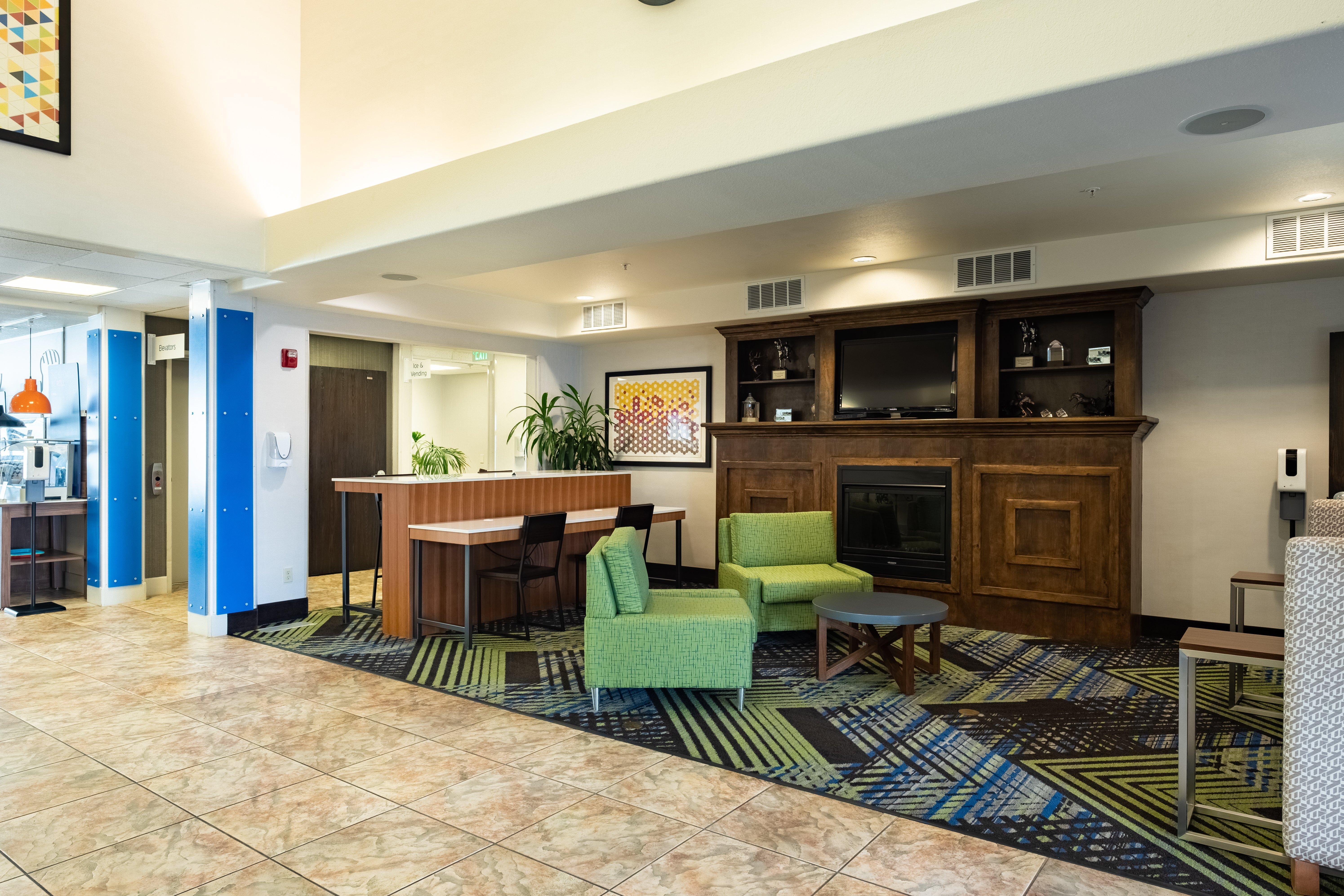 Holiday Inn Express Hotel & Suites Evanston By Ihg Exterior photo