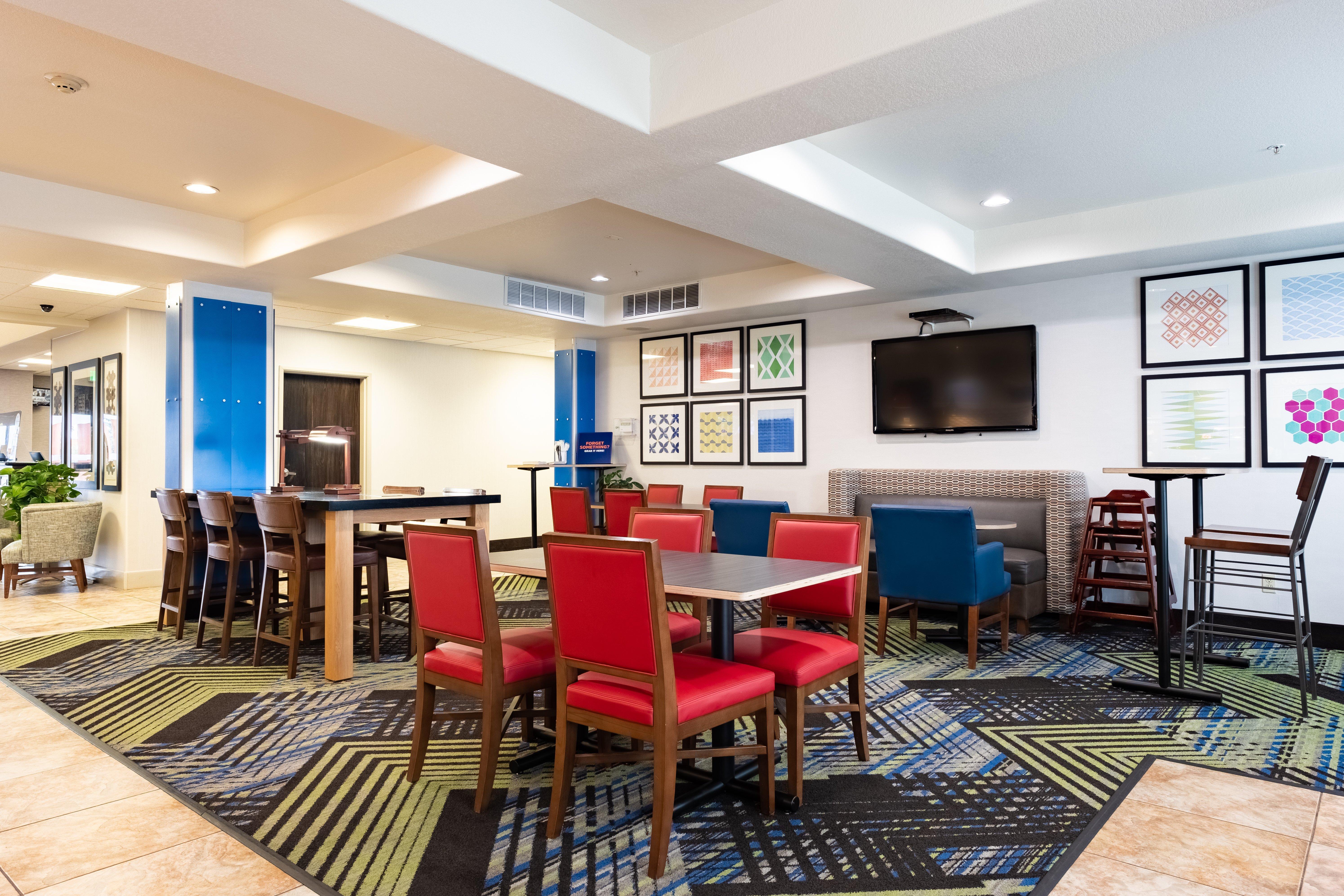 Holiday Inn Express Hotel & Suites Evanston By Ihg Exterior photo