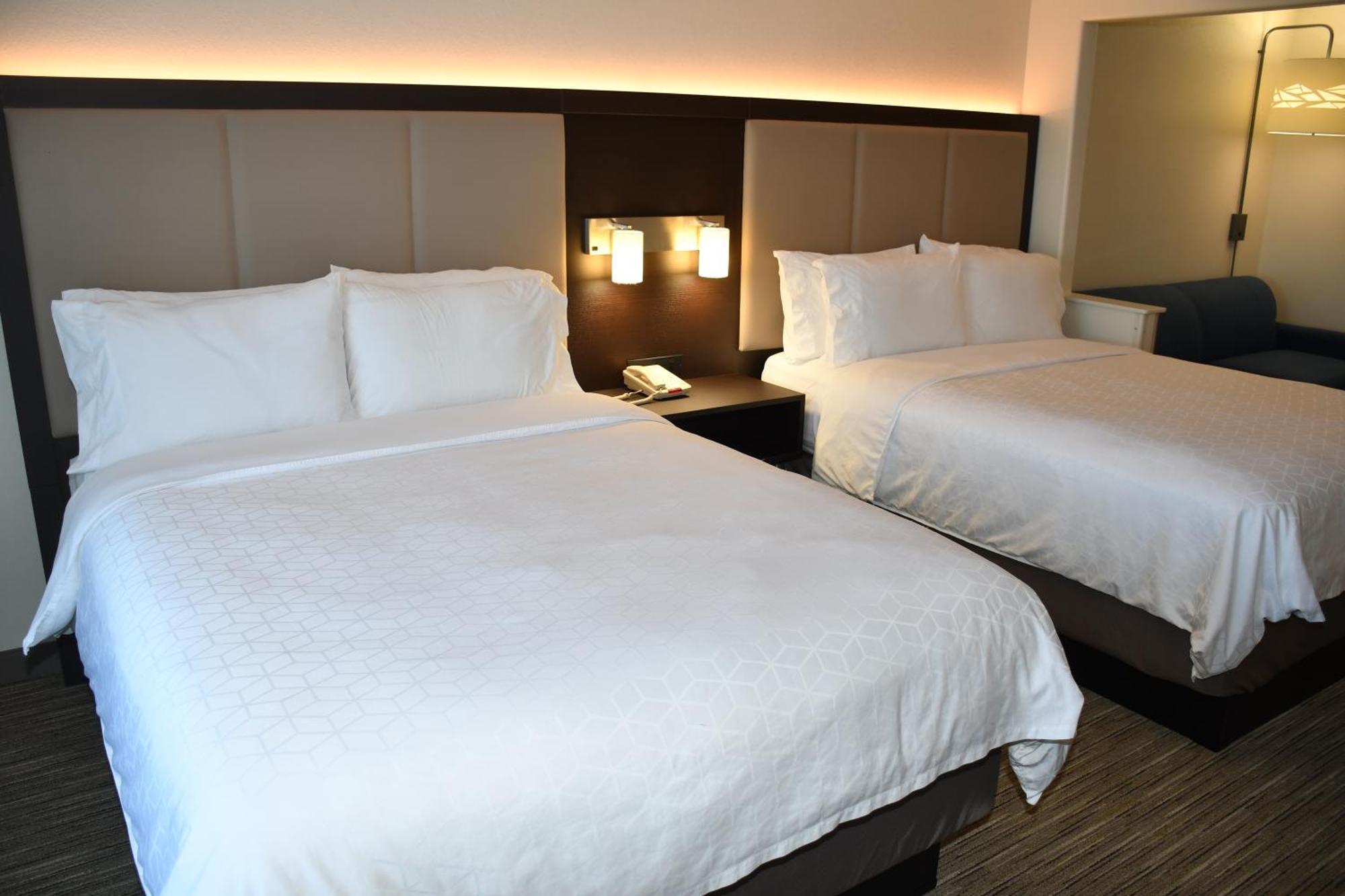 Holiday Inn Express Hotel & Suites Evanston By Ihg Room photo