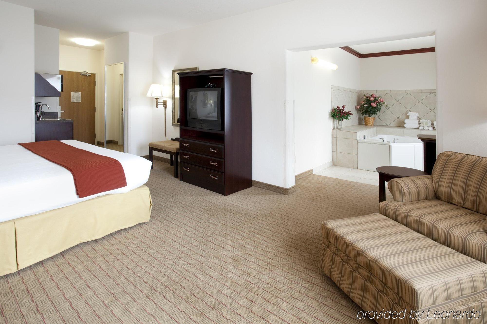 Holiday Inn Express Hotel & Suites Evanston By Ihg Room photo